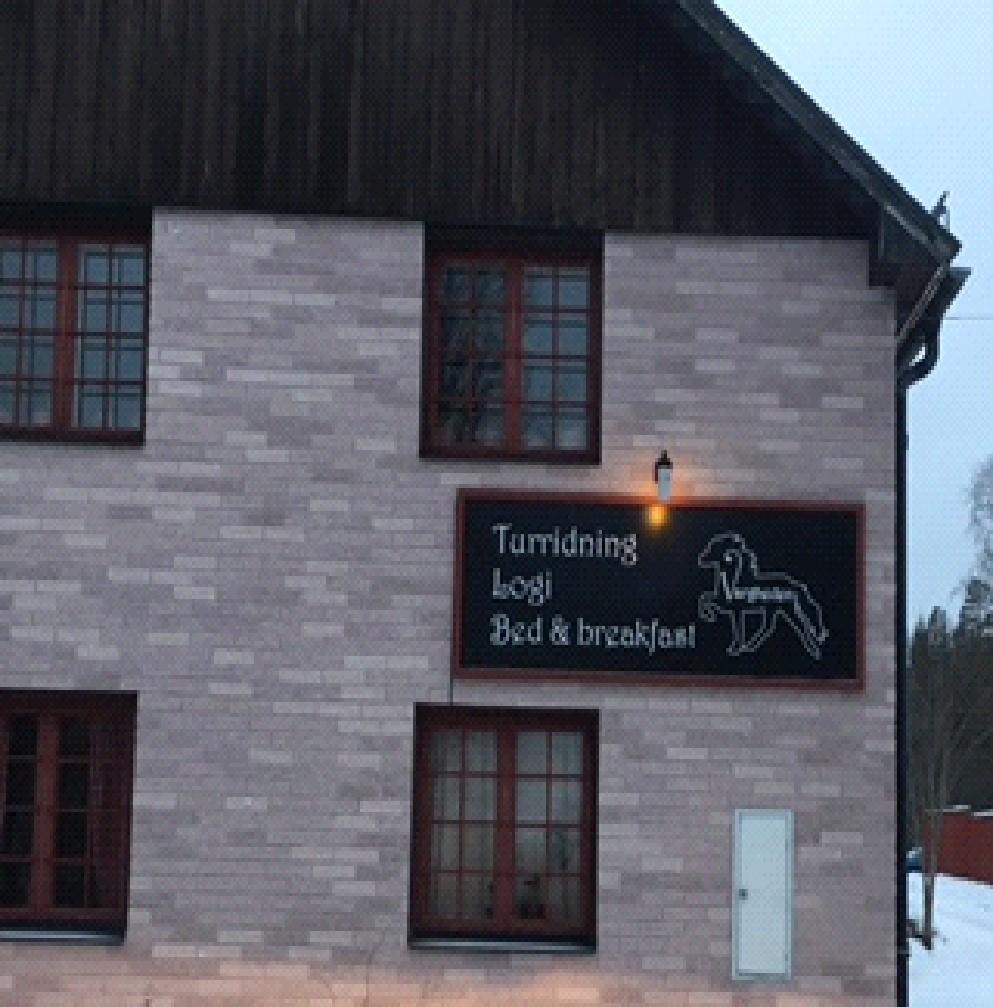 Brunnar och tankar skall tydligt märkas ut och röjas från sly och gräs.