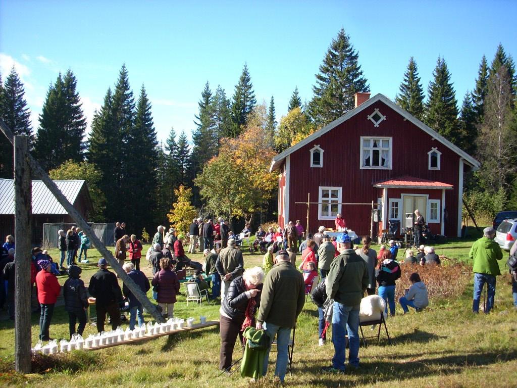 12-16 Fri entrè Servering: Kolbullar och enbärsdricka, korv med bröd, kaffe/te/saft med smörgås Försäljning av lokala