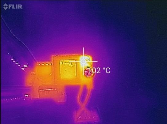17EV2179 Gick upp till hela 102 grader Celsius vid en belastning på 2,1 ampere (laddare märkt 2,0 ampere, förpackning