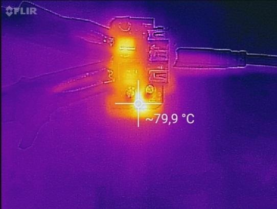 Vid laddning av en vanlig mobiltelefon enligt USB-BC ger laddaren 0,65 ampere 5,3 volt och vid laddning av en surfplatta ger laddaren cirka 0,8 ampere 4,0 volt.