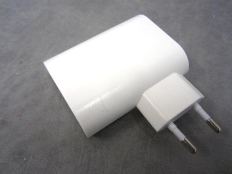 Vid tre minuters passivt belastningsprov vid märkeffekten 3,1 ampere når interna komponenter 80 grader Celsius, men då gav laddaren endast 0,8 ampere och 1,3 volt.