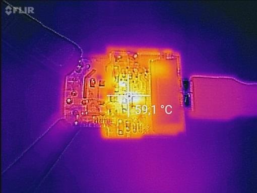 Enligt märkning ska laddaren klara 5 volt vid 1 ampere, och belastningsprovet visar att laddaren håller en konstant spänning över hela belastningsprovet.
