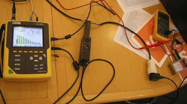 Detta till skillnad mot exempelvis en vanlig glödlampa som är en resistiv last som drar sinusformad ström från elnätet, det vill säga bara ström vid nätets grundfrekvens, 50 hertz.