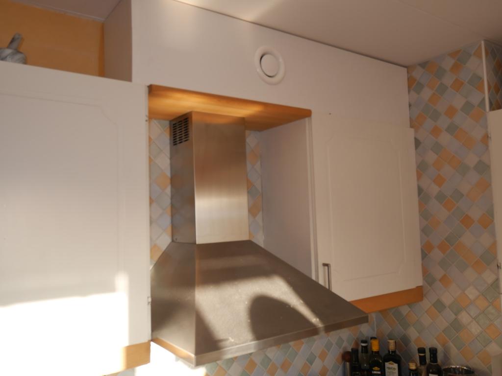 2 Recirkulerande fläktar med inbyggt kolfilter eller separat kolfilterdel efter fläkten Det som ger er mest frihet och tar minst plats är att ta bort spiskåpan och sätta en recirkulerande