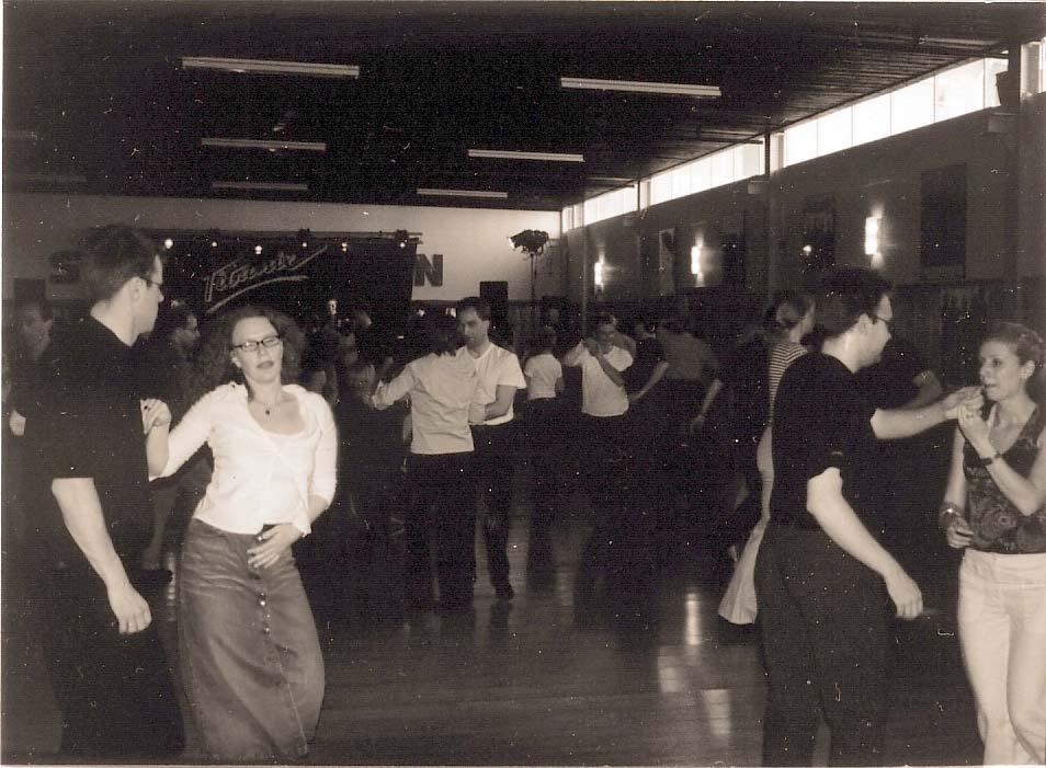 Omslagsbilden: Som redovisas längre fram i Swing News kommer en nybörjarkurs att hållas i Argentinsk Tango under höstens kursverksamhet.