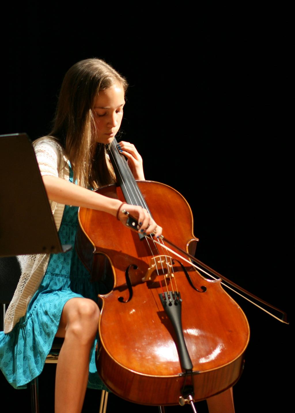 en klassisk stråkkvartett tillsammans med cello och viola Cello - Cello spelas genom att man drar en stråke över strängarna - Har 4 strängar - Tonhöjden förändras genom att man trycker ner strängarna