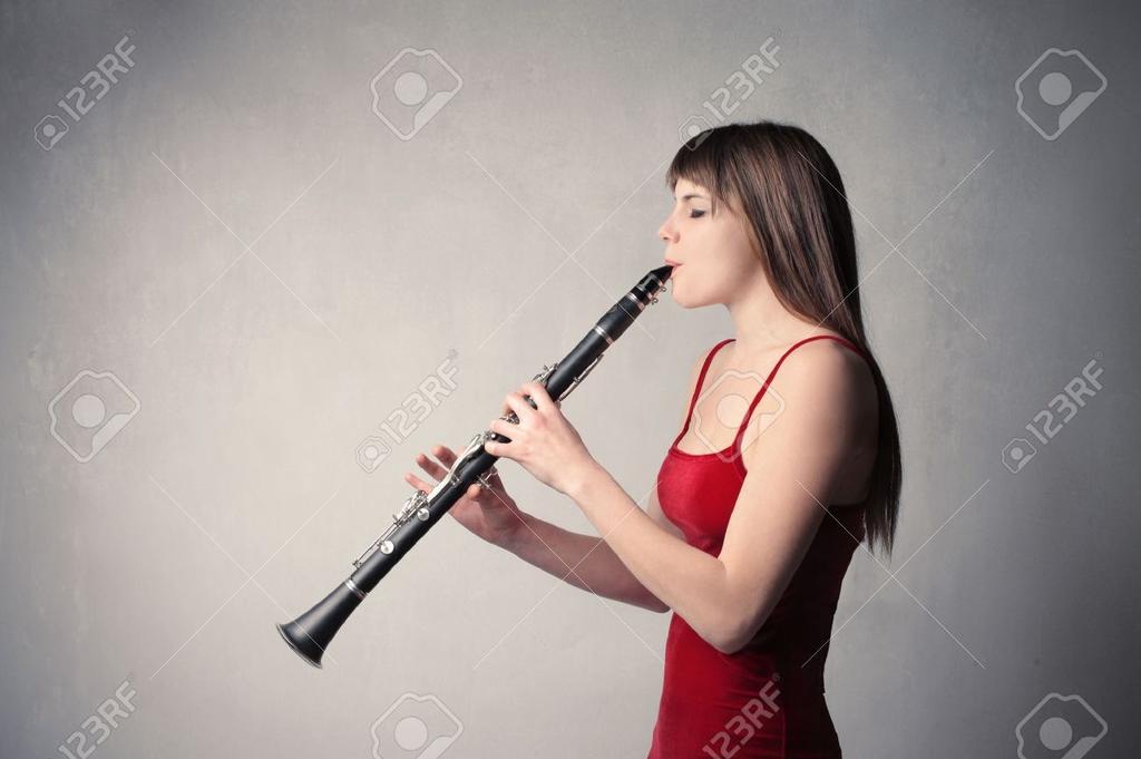 En saxofon är gjord av metall men tillhör träblåsinstrument på grund av att rörbladet är gjort av trä.