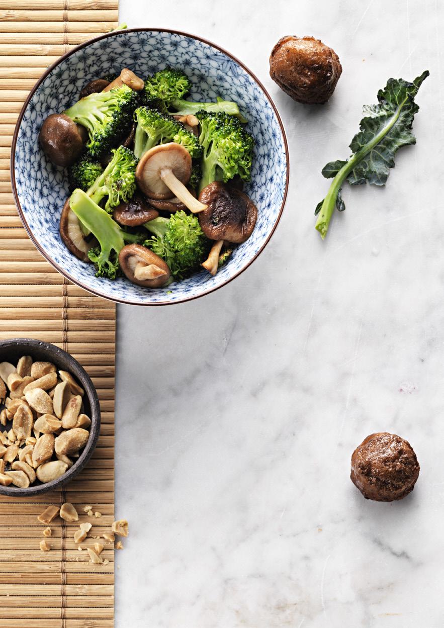 GO ASIA Variera med glasnudlar, fräst broccoli och shiitakesvamp. Toppa med hackade jordnötter.
