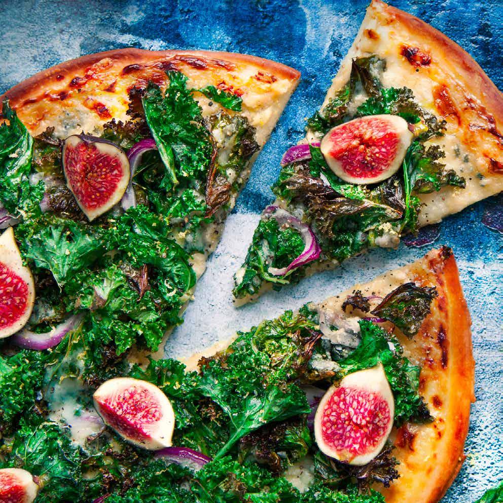 Grönkålspizza med blåmögelost, fikon och citron. Så lätt, så god och så självklar så här års. Den passar perfekt både till vardag, till fredagsmyset och som ett tilltugg på adventsfesten.