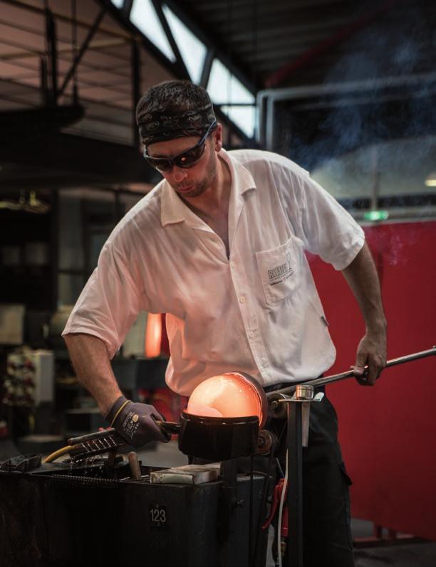 Riedel har ytterligare två fabriker och där maskintillverkas glasen med hjälp av den senaste teknologin. I Weiden, Tyskland, ligger vad de kallar framtidens fabrik, en mycket imponerande anläggning.