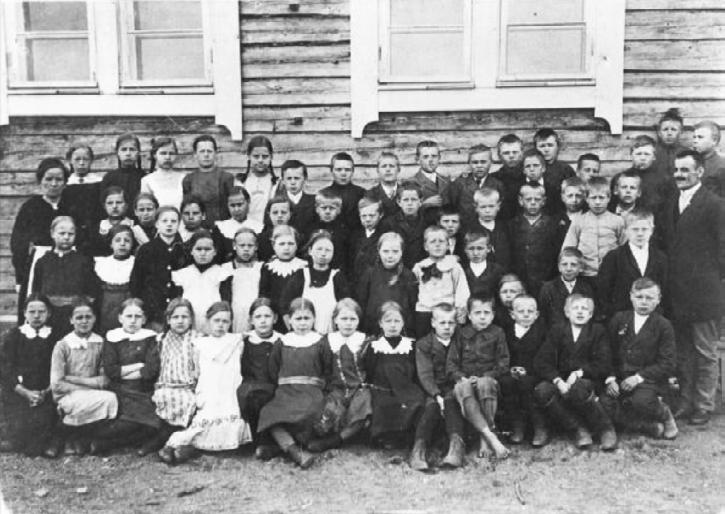 finlands första steg 1917 Första världskriget hade brutit ut 1914. I mars 1917 gick Ryssland med på att återge Finland dess konstitutionella ställning som autonomi. I juli tog lantdagen genom den s.k. maktlagen själv makten över allt annat än utrikesoch militärpolitiken, men Rysslands interimsregering upplöste lantdagen.