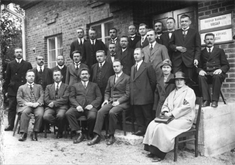 mer demokrati, mer industri Demokratin utvidgades betydligt i och med de nya kommunallagarna som stiftades i november 1917.