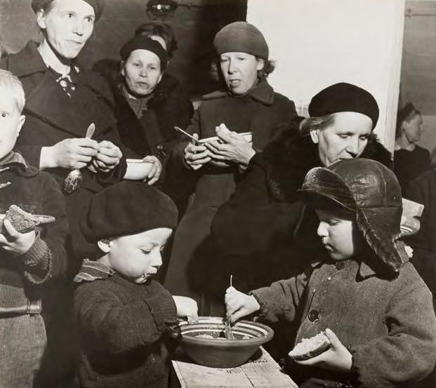 kyösti kallios tid 1937 1940 År 1937 fyllde Finland 20 år och hade den första s.k. rödmylleregeringen, uppbygg kring centern och socialdemokraterna. Lagen om folkpension stiftades.