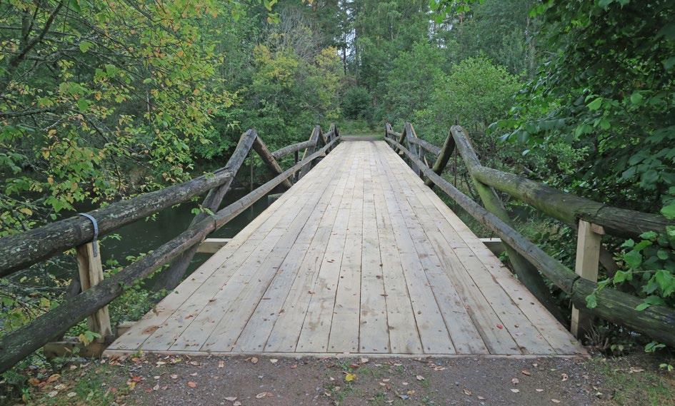 Var tionde eksyll fästes med skruv underifrån genom I-balken, resterande ligger löst ovanpå balkarna. På eksyllarna monterades ekplank med dimensionen 50x200 mm och med en medellängd på cirka 3000 mm.