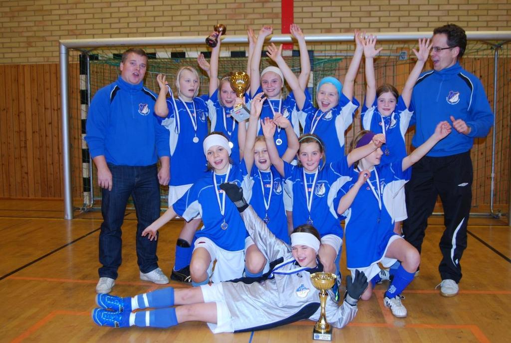 Sparbanken Syd Cup - F99 Datum: 2009-12-29 Tid: Plats: Köpingebro, Ystad Resultat: 2-1 Små marginaler i Köpingebro Vi åkte till sydöstra Skåne med nio tjejer idag.