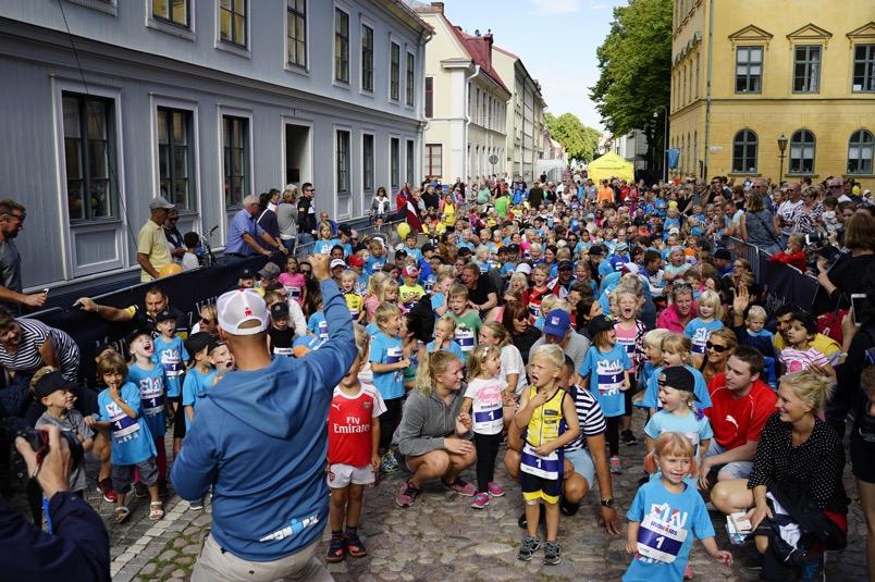 15 IRONKIDS Kalmar Fredag 18 augusti finns chansen för alla barn i åldrarna 3-13 år att uppleva IRONMANkänslan på tre olika distanser som alla slutar på det långa upploppet och målet på Stortorget.