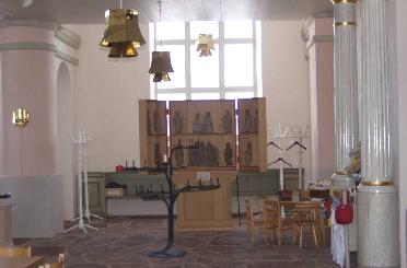 Under orgelläktaren i söder finns ett öppet kyrktorg, med plats för utställningar och ett rekonstruerat altarskåp som rymmer en grupp medeltida