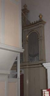En tidigare orgelfasad sitter som omfattning runt dörren som leder från läktaren mot bakomvarande tornrum.