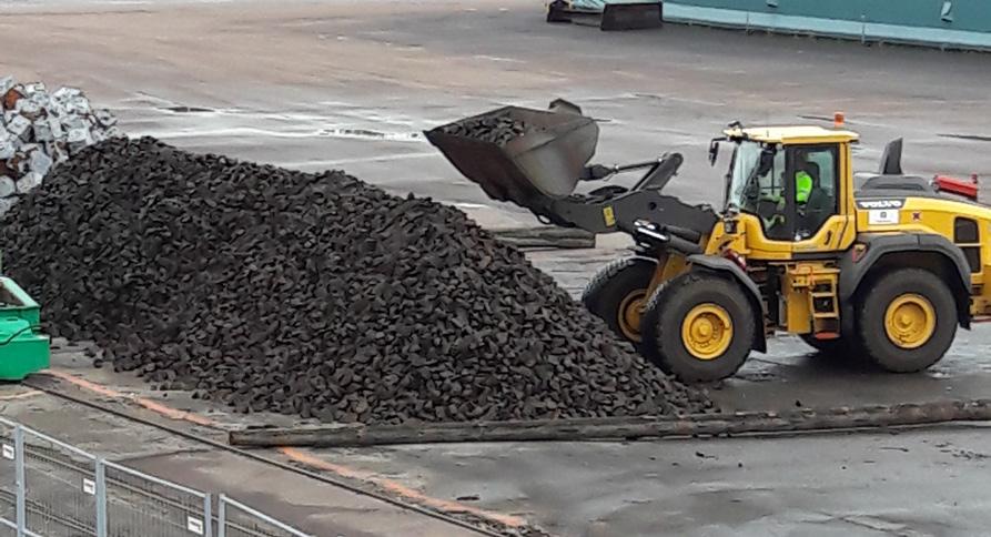 ANSVARIGA FÖR GODSET och Vänerhamns uppdragsgivare är finskägda Meca- Trade Oy, ett import- och handelsföretag med bas i finska Björneborg, som via sitt svenska dotterbolag bearbetar industrin.