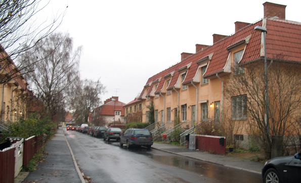 Bebyggelse huvudsakligen i två våningar, eventuellt tre våningar i centrala delar. Husen placeras nära gatuliv, ev. med grunda förgårdar avgränsade med staket/ häck, och med entréer mot gatan.