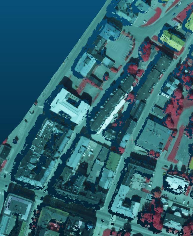 Figur 14. Del av staden Härnösand avbildad i ruta 694_65_7500. 60 % övertäckning till vänster med mörkblåa hål på vänster sida om byggnaderna. 80 % övertäckning till höger. 4.