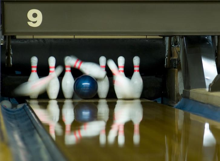 Sväng höger mellan Stora hotellet och Bilisten, se skylt Badplats på vänster sida. I Nöjeshuset finns även en bowlingbana.