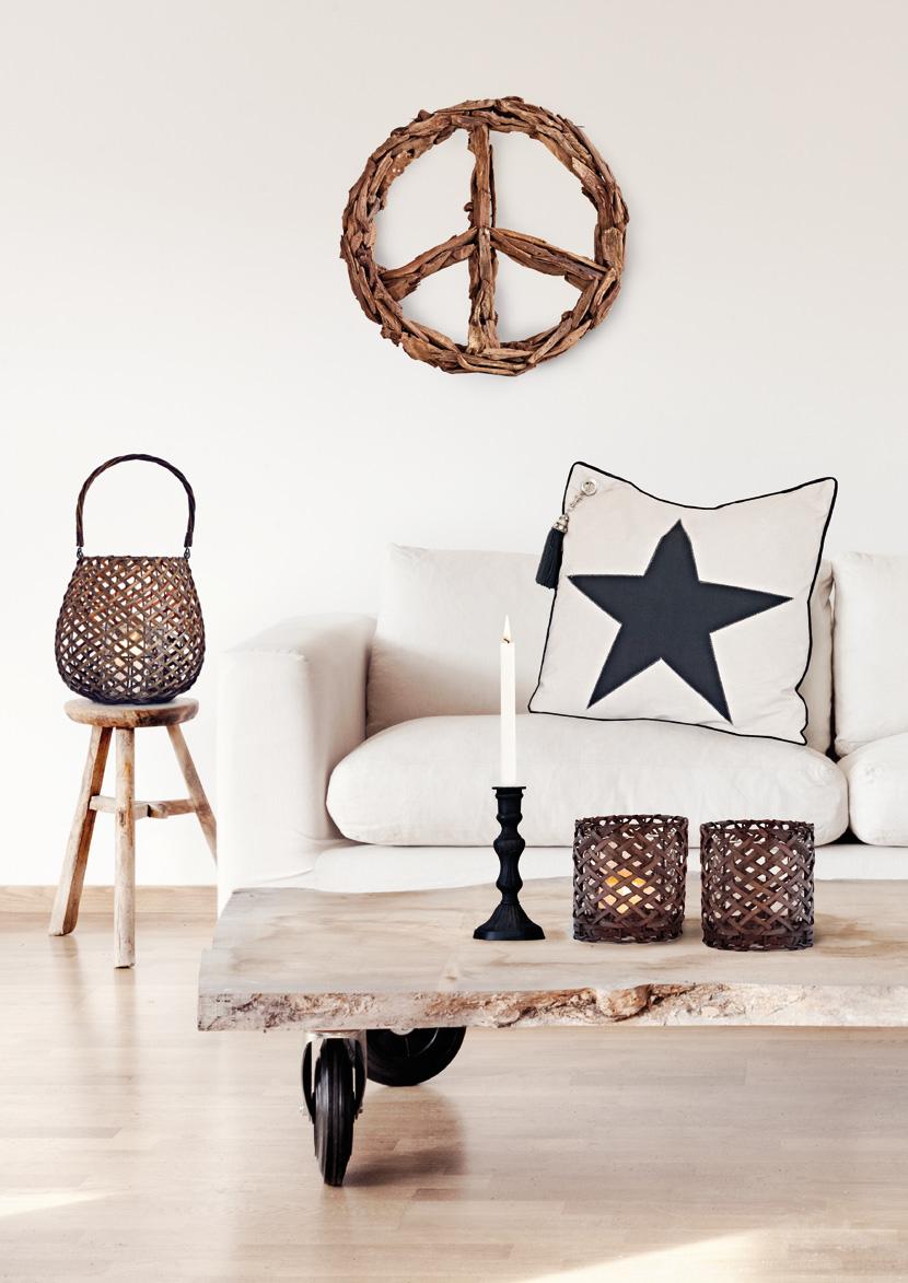 Katalogvara 15015 Dekoration Peace Deco i drivved Ø 45cm x 6cm, 349kr 8661 Kuddfodral Star Sand 199kr sand/ svart/offwhite, 50x50cm Svart stjärna fram och tre ränder på baksidan. Tassel ingår ej.