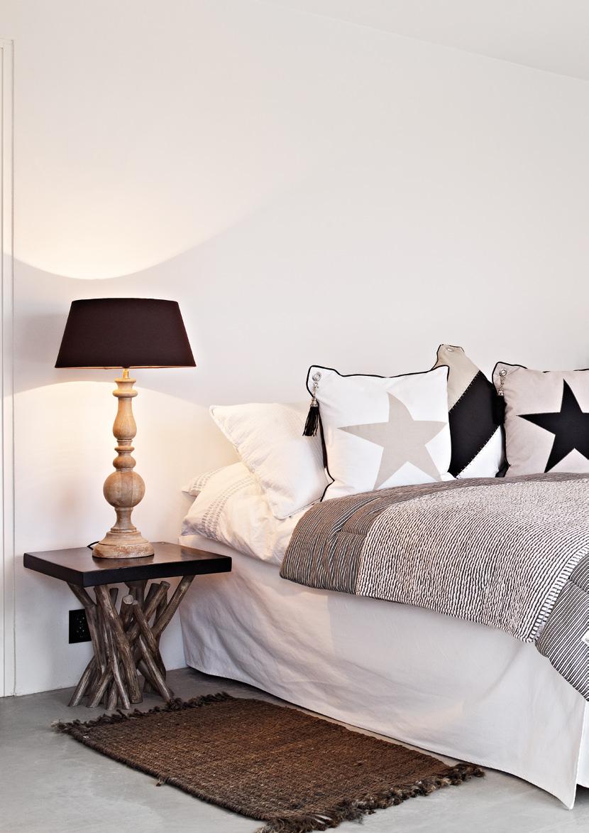 8663 Kuddfodral Star Offwhite 199kr sand/ puderrosa/ offwhite, 50x50cm Sandfärgad stjärna fram och tre ränder på baksidan. Tassel ingår ej.