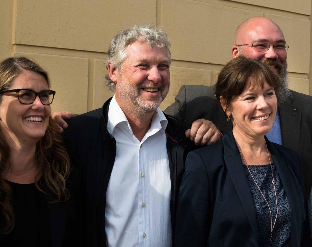 Från vänster syns riksdagsledamoten Janine Alm Ericsson (MP), bostadsminister Peter Eriksson (MP), Marie Grahn, Passivhuscentrum Västra Götaland, Alingsås kommunalråd Joakim Järrebring (S) samt