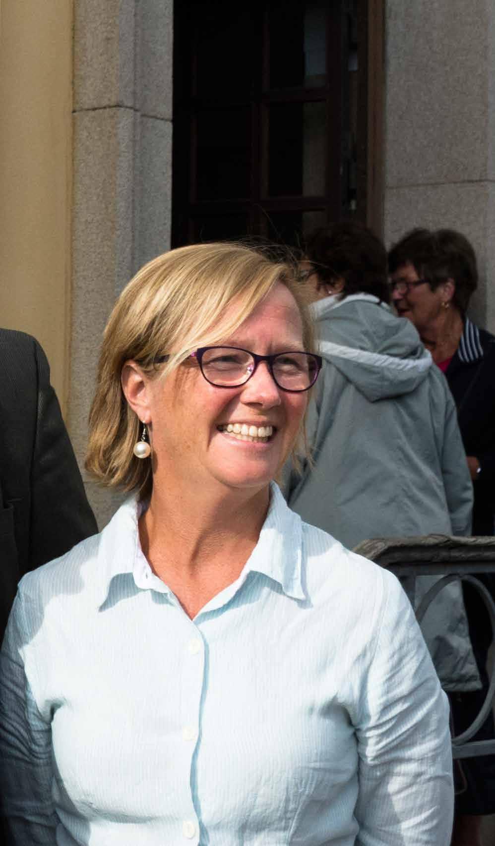 DET HÄR ÄR MARIE GRAHN, NY TILLFÖRORDNAD VERKSAMHETSCHEF PÅ PASSIVHUSCENTRUM VÄSTRA GÖTALAND NAMN: Marie Grahn ÅLDER: 51 år FAMILJ: Gift och har tre barn 23, 21 och 18 år gamla BAKGRUND: Bor i hus i