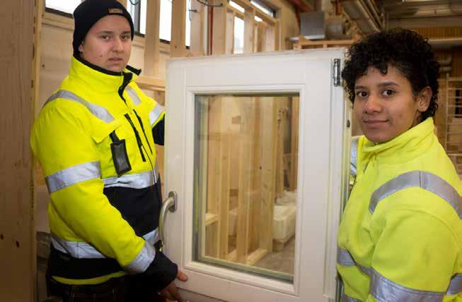 Eleverna på bygg- och anläggningsprogrammet vid Alströmergymnasiet i Alingsås har byggt en lågenergivägg utifrån ritningar som Passivhuscentrum Västra Götaland tagit fram.