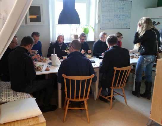 Näringsutskottets ordförande Jennie Nilsson besökte Passivhuscentrum Västra Götaland och Brogården tillsammans med dåvarande verksamhetschef Carlos Andersson.