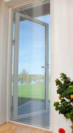 Insektsnät Rullgardinsdörr Våra insektsskydd i aluminium med glasfibernät finns också till utåtgående fönsterdörrar. Rullgardinsdörren Deluxe är hållbar och lika enkel att använda som montera.