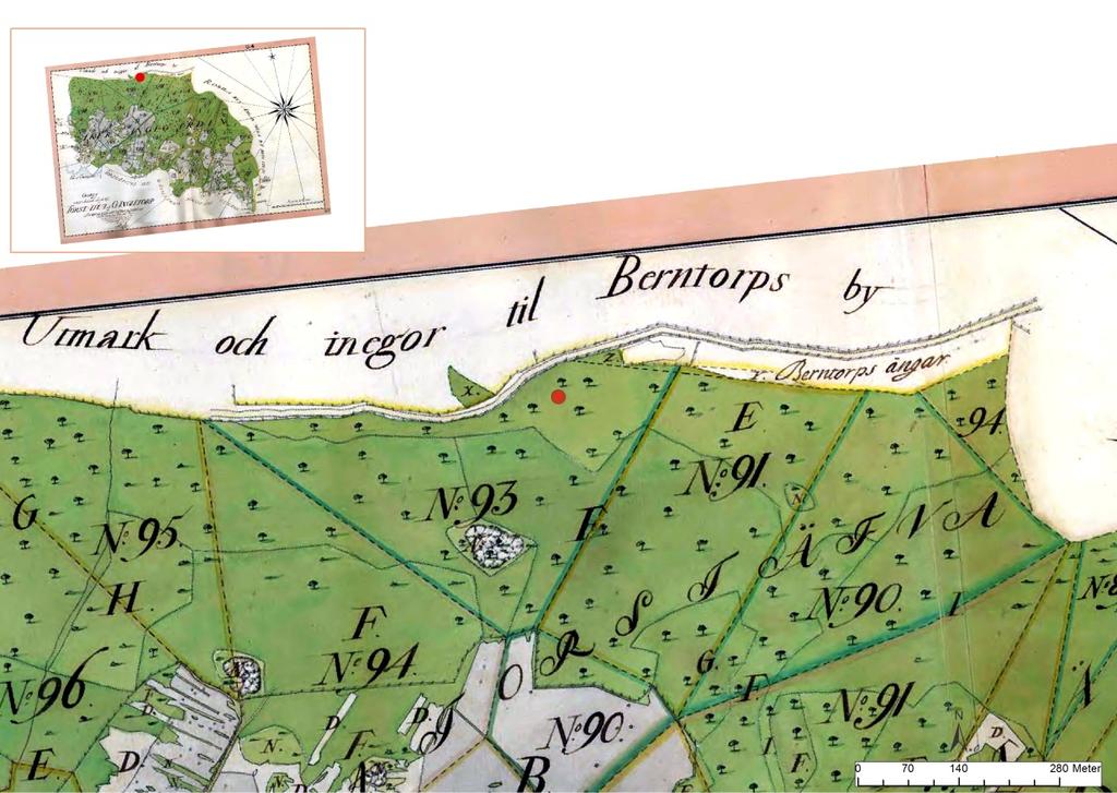 Topografiska förhållanden och fornlämningsmiljö Platsen är belägen i nordvästra delen av Ramdalaslätten, ett av Blekinges få större sammanhängande odlingsområden.