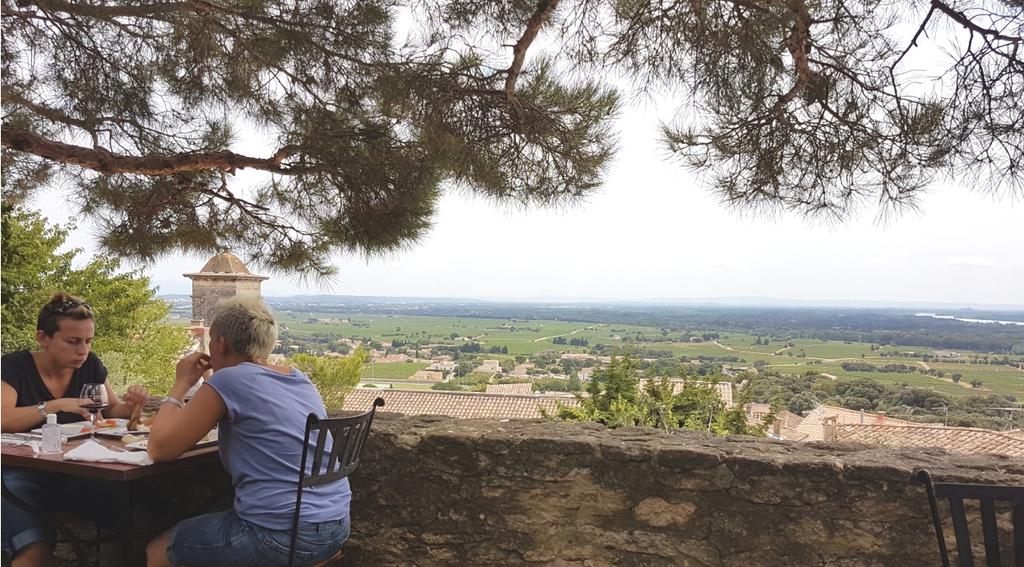 Torsdag 27 september Vi åker idag till Châteauneuf-du-Pape och börjar hos familjen Gonnet strax utanför Avignon.