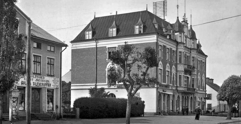 Post och telegraf hand i hand Den första maj 1905 flyttades postkontoret från Järnvägsstationen till det nybyggda bankhuset på Storgatan 45. Posten låg en trappa upp dörr i dörr med telegrafstationen.