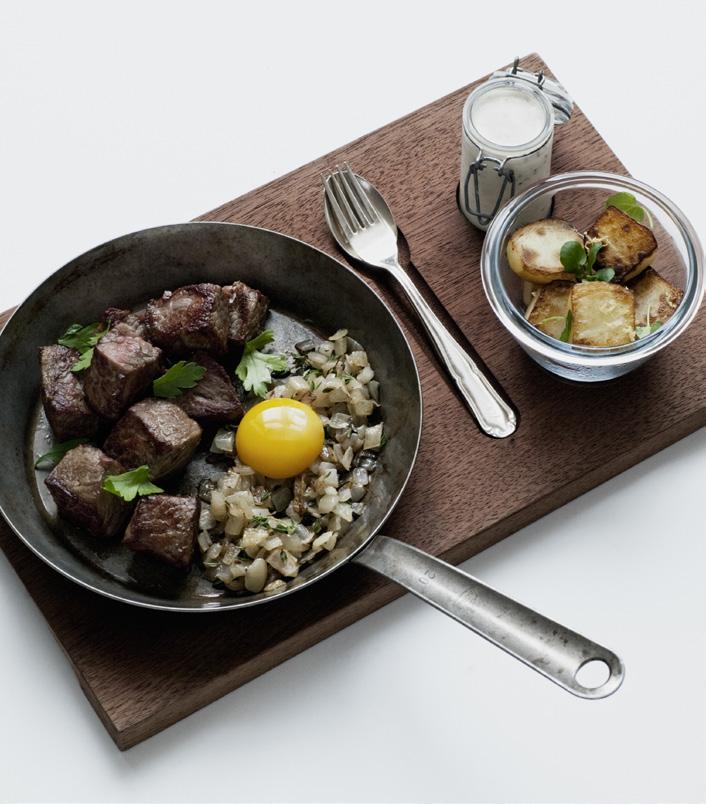 MAT & DRYCK PÅ GRAND HOTEL I LUND FOOD & BEVERAGE AT THE GRAND HOTEL IN LUND I köket skapar våra ambitiösa kockar rustika, eleganta och nordiska rätter.