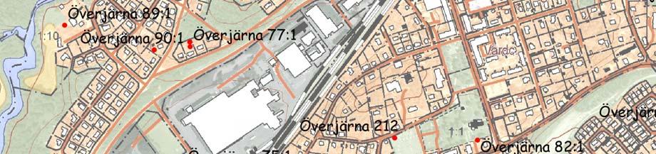 Fig 2. Undersökningsområdet markerat med svart linje på fastighetskartan. Fornlämningar markerade i rött. Skala 1:10 000.