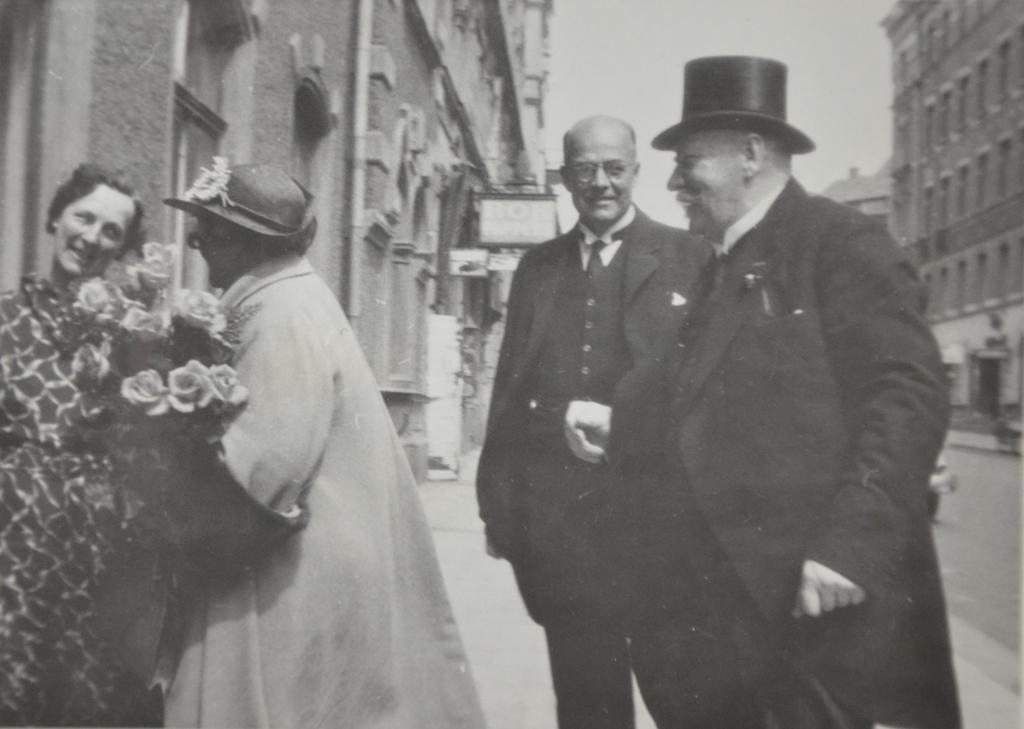 I juni 1935 avlade president Pehr Evind Svinhufvud af Qvalstad (1861-1944, längst t h) med fru Ellen (näst längst t v) officiellt statsbesök i Sverige.