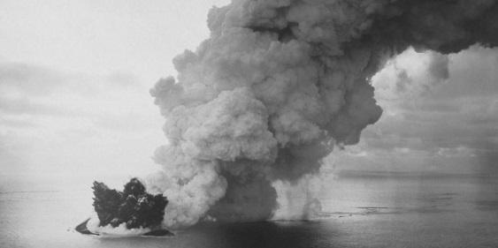 Veturliði G. Óskarsson Namnet Surtsey Ett barn måste få ett namn. Så även ett nytt land. Den 14:e november 1963 såg man en ö dyka upp ur havet sydväst om Västmannöarna.