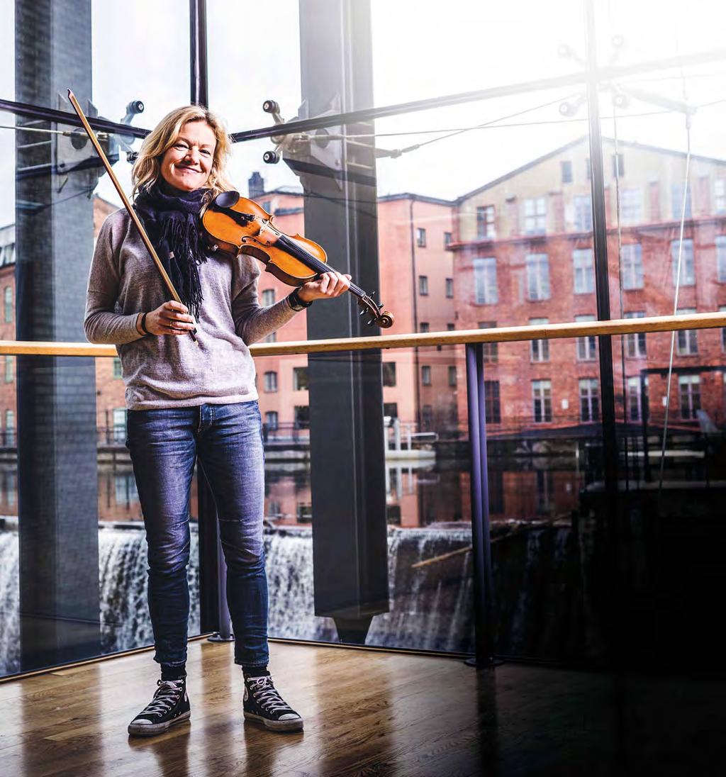 ANNE HOLMER ~ VIOLIN 2 ~ Anne Holmer kom till SON 1985, och reser fram och tillbaka från hemmet i Nyköping varje dag för att spela i orkestern.