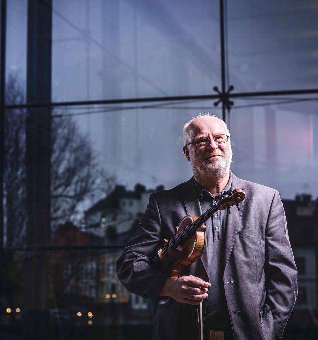 Och så finns det heliga ögonblick under en del konserter då man känner hur allt bara funkar, hur luften börjar vibrera... MAGNUS IVARSON ~ VIOLIN 1 ~ Magnus är en av SONs veteraner.