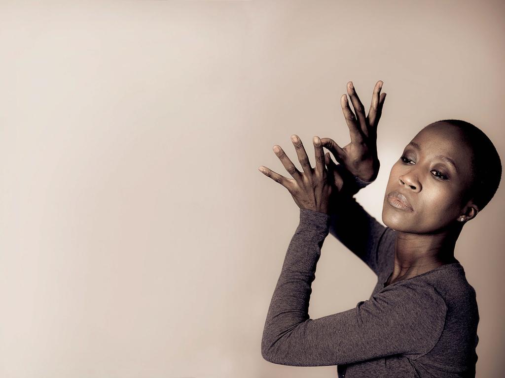 Rokia Traoré GÖR MUSIK OM KONSTEN ATT HÄMTA UPP SIG SJÄLV Rokia Traoré är inte bara aktuell med skivan Né sô och Sverigespelning i februari invigs hennes kulturcenter i Bamako.