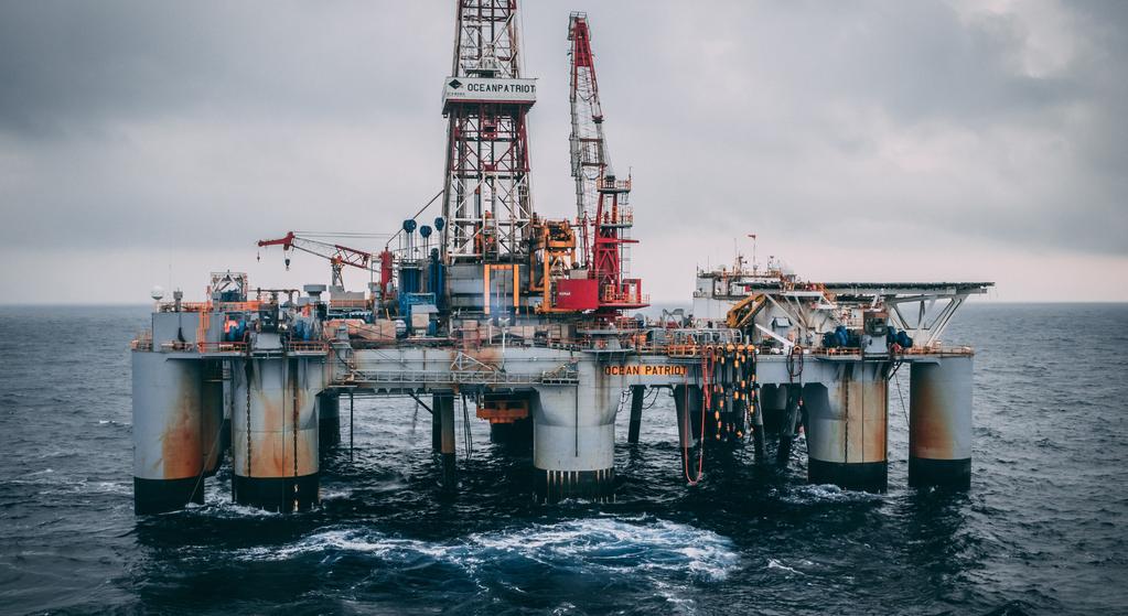 12 Stigande oljepriser har förbättrat oljebolagens resultat, men den höga skuldsättningen hos många av bolagen inom energisektorn kan skapa problem om räntorna stiger.