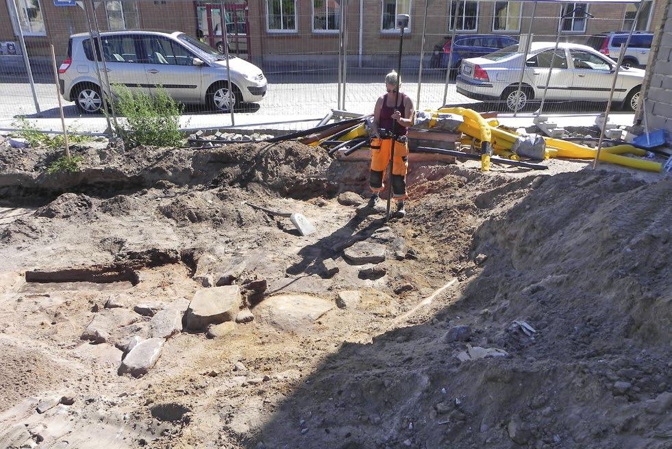 Stenfundament 1018 i förgrunden. Foto från norr. Foto: Glenn Johansson. Figur 7.