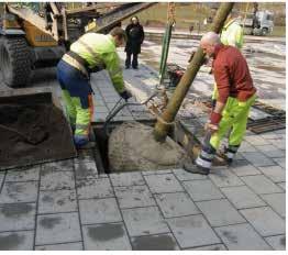 Utläggning av avjämningslager och geotextil Lägg ut och packa avjämningslagret på toppen av det luftiga bärlagret. Bred sedan ut geotextil över hela växtbädden.