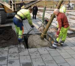 Om det luftiga bärlagret rasar in i trädgropsfundamentet på ett okontrollerbart sätt kan skärv 90/150 mm staplas så att öppningarna täcks. Makadam 32/63 mm lagertjocklek 150 mm STEG 7.