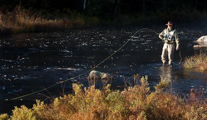 KAP 6. ALLMÄNNA INTRESSEN Strömfiske i Alsterån. Foto: Ola Björnström, ur kommunens bildarkiv. finns förteckningar och länkar till de flesta aktiviteter och fritidsanläggningar i kommunen.