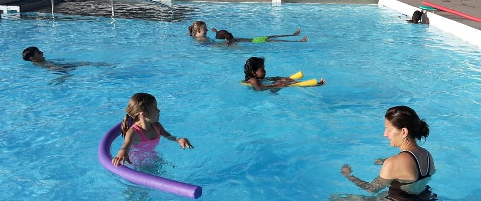 Vi har erbjudit två perioder med simskola dagtid tillsammans med Fritids och badet.