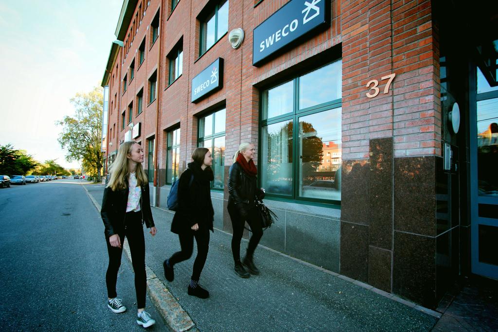 Ute på uppdrag i arbetslivet Johanna Hermansson, Lisa Sandberg och Madeleine Hemström går samtliga tredje året på Teknikcollege, vilket innebär att det är dags för kontakt med ett företag för